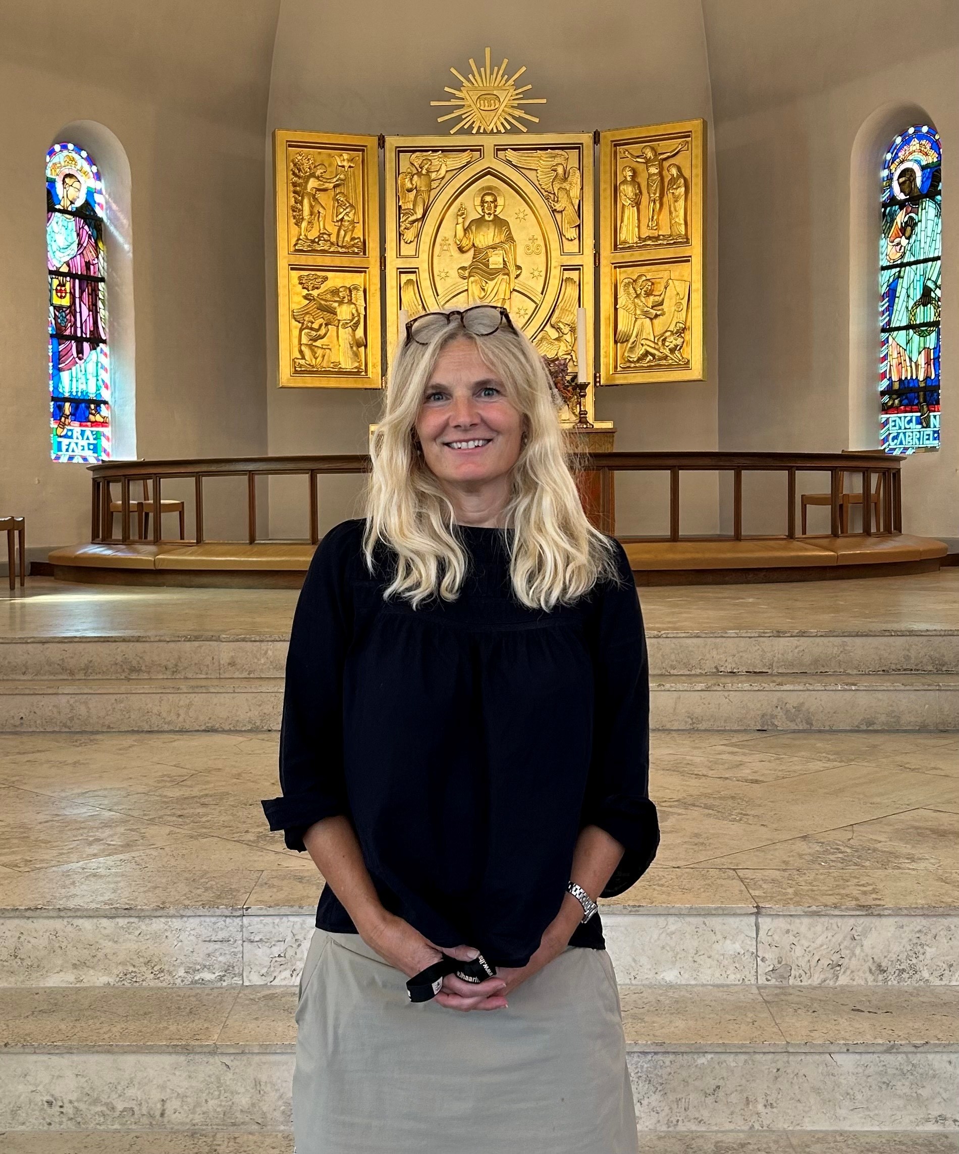 sten på strand med påmalede hjerter